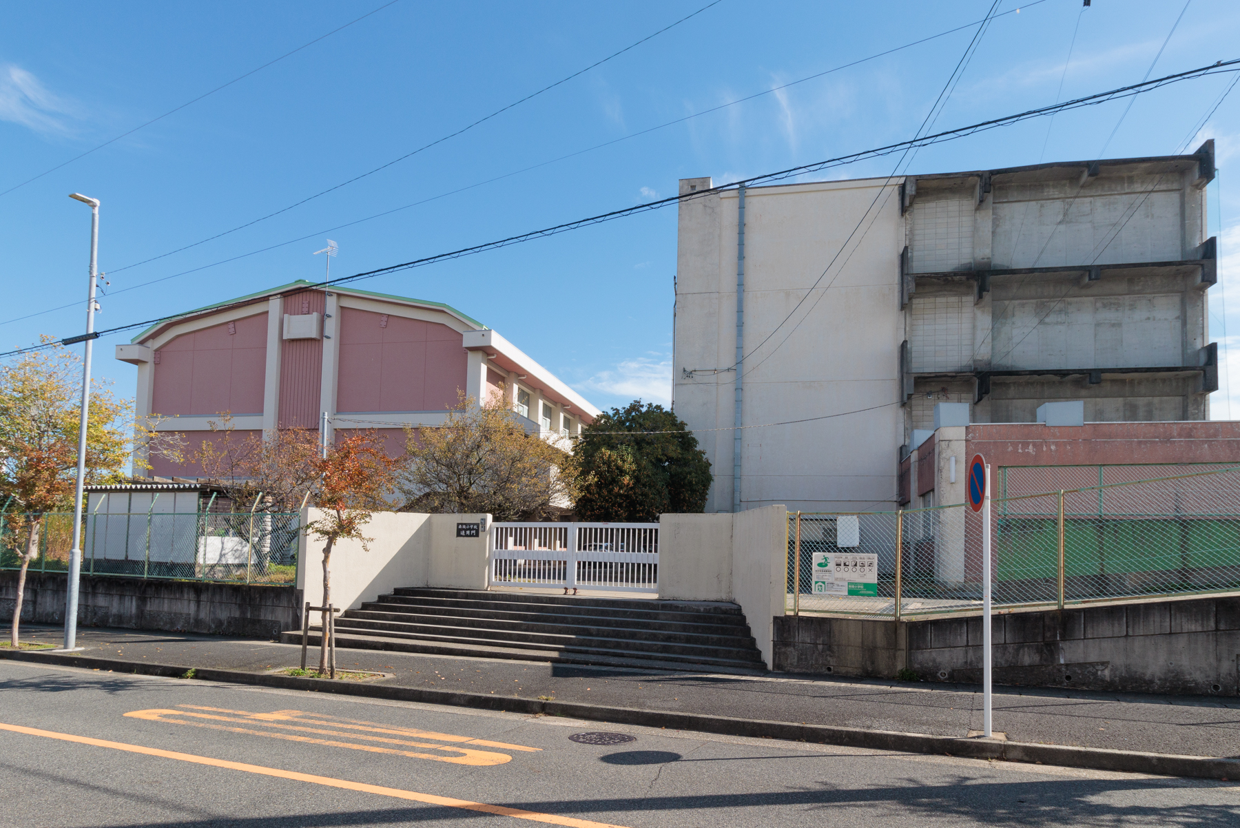 南陵小学校　徒歩約7分