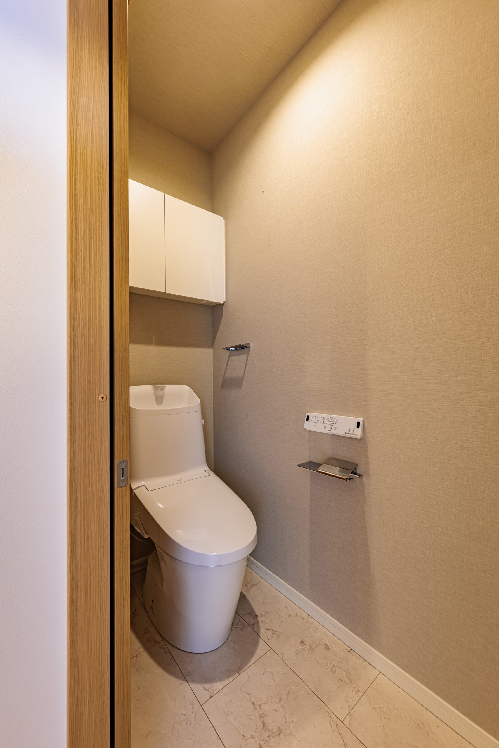 T-1／毎日使う場所だからこそ、落ち着いたデザインにこだわりました。壁と床が調和した、心安らぐプライベート空間です。