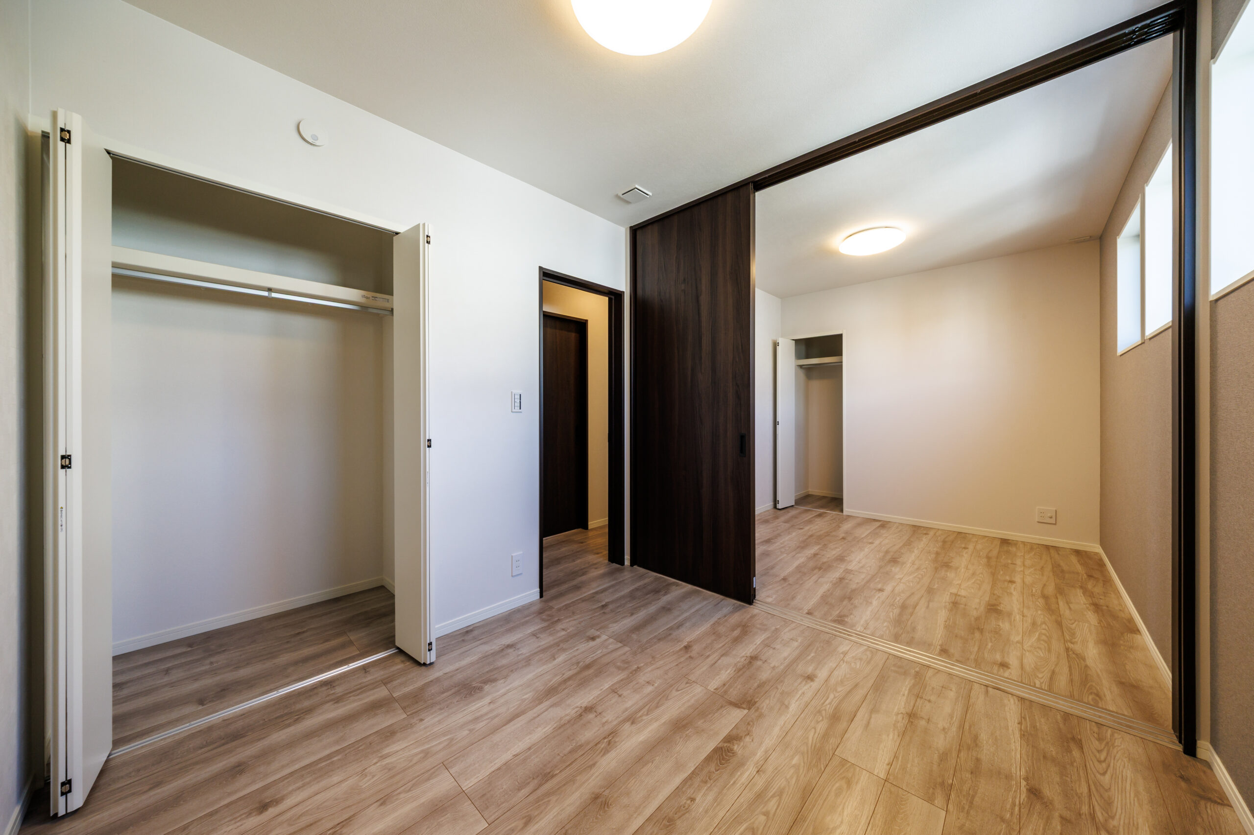 T-2／9.0帖の続き間は、引き戸の開閉で自由に間取り変更できます。家族の成長やライフステージの変化に柔軟に対応可能です。