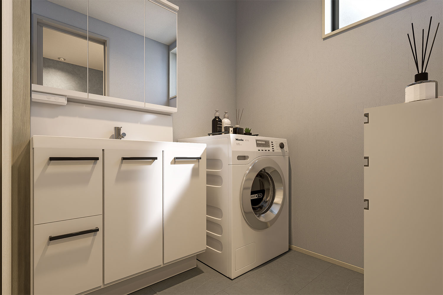 T-1／ワイドな洗面台を設置してもゆとりが感じられる脱衣室は毎日の利用も快適！自然光が差し込む爽やかな空間です。