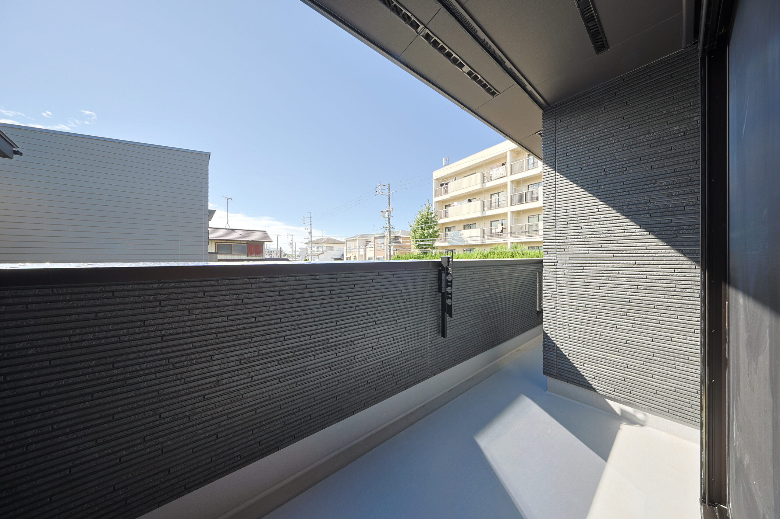 T-2／屋根付きの広々バルコニーで、突然の雨も安心。洗濯物を干す、読書を楽しむなど、天候に左右されず活用できます。