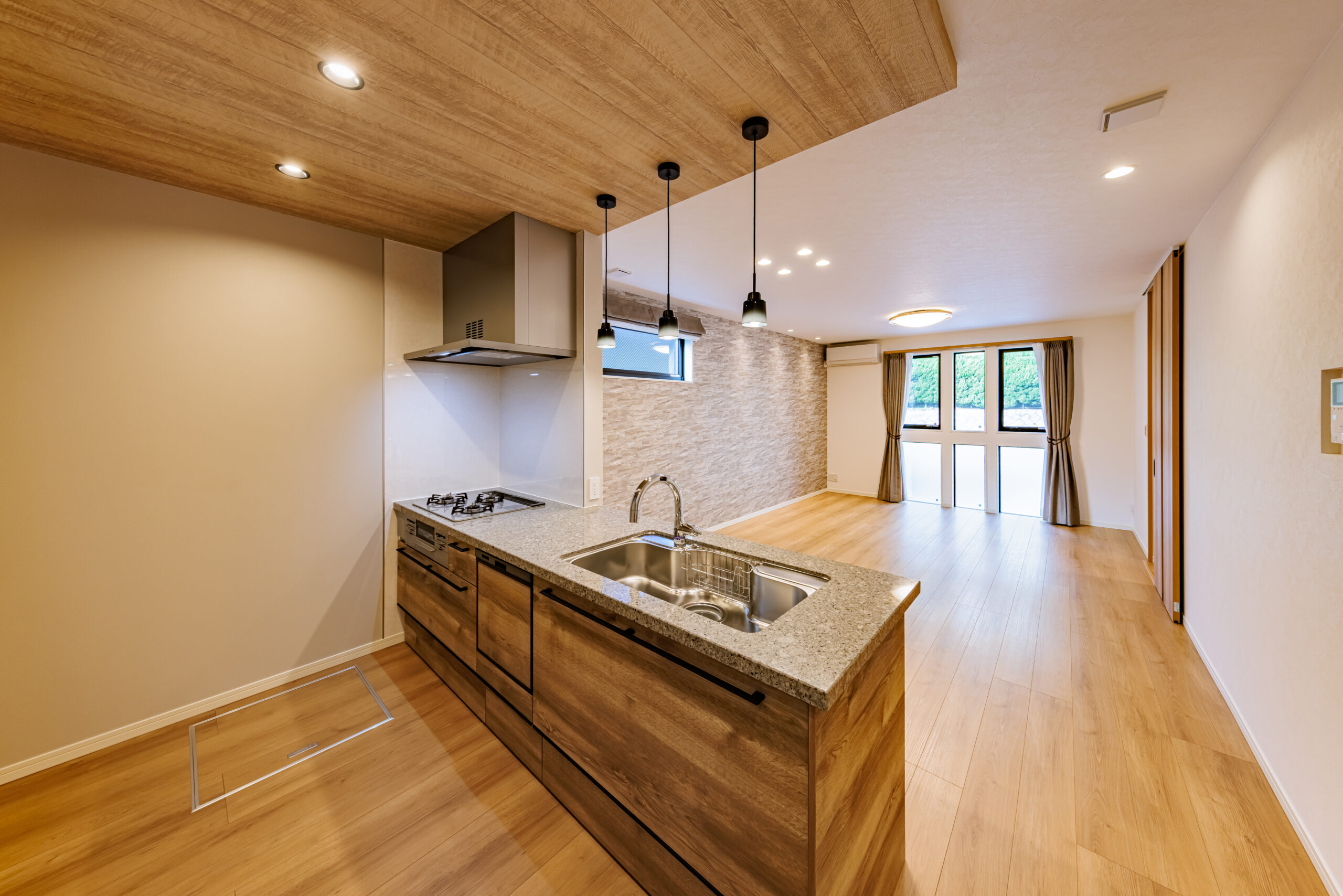 T-1／天井に変化をつけることで、ダイニングとキッチンを美しくゾーニングし、空間にアクセントを生み出します。