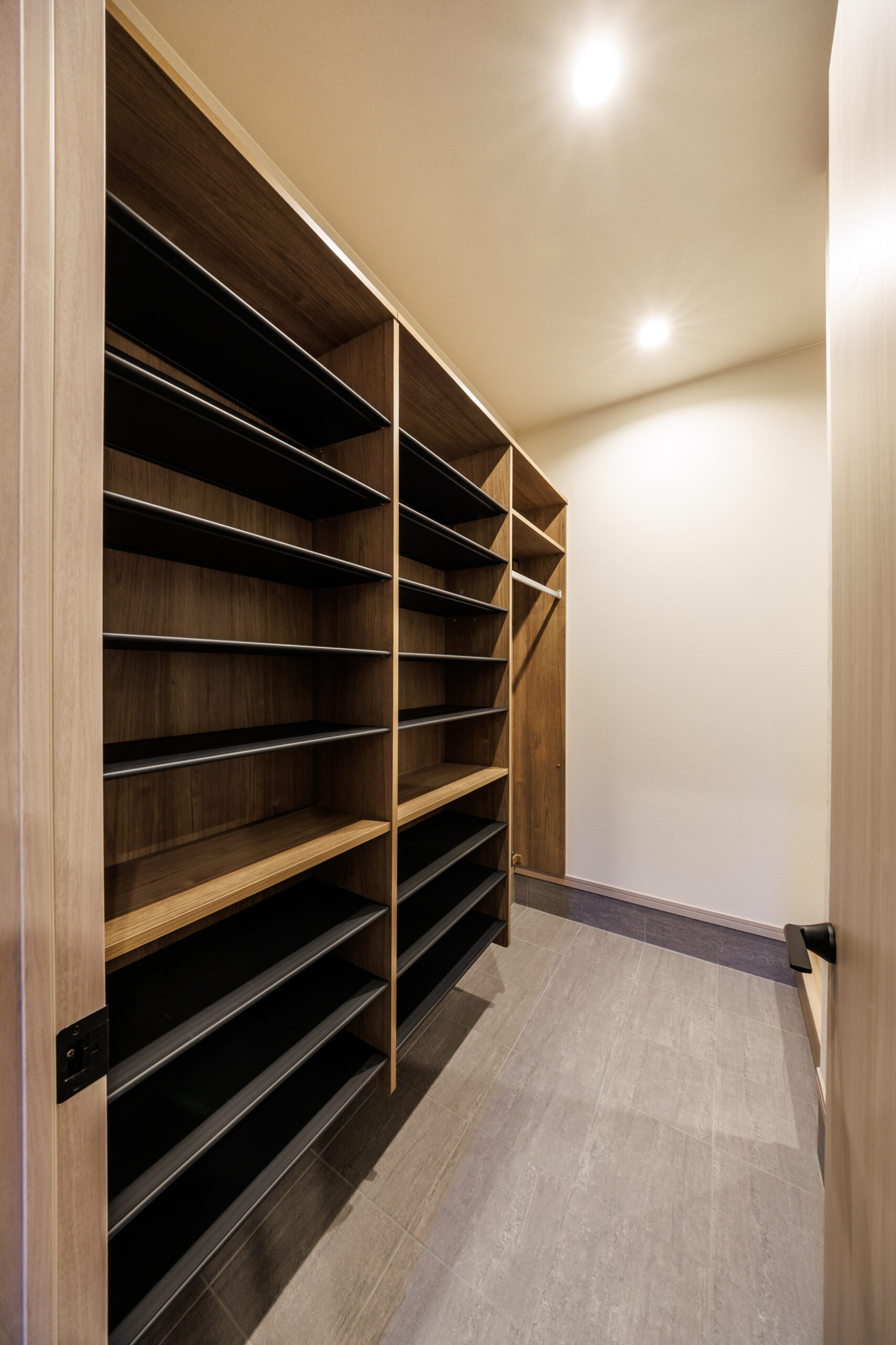 T-3／玄関に備えられた土間収納には、ベビーカーやアウトドア用品等、置き場所に悩むことなくしまっておけます。