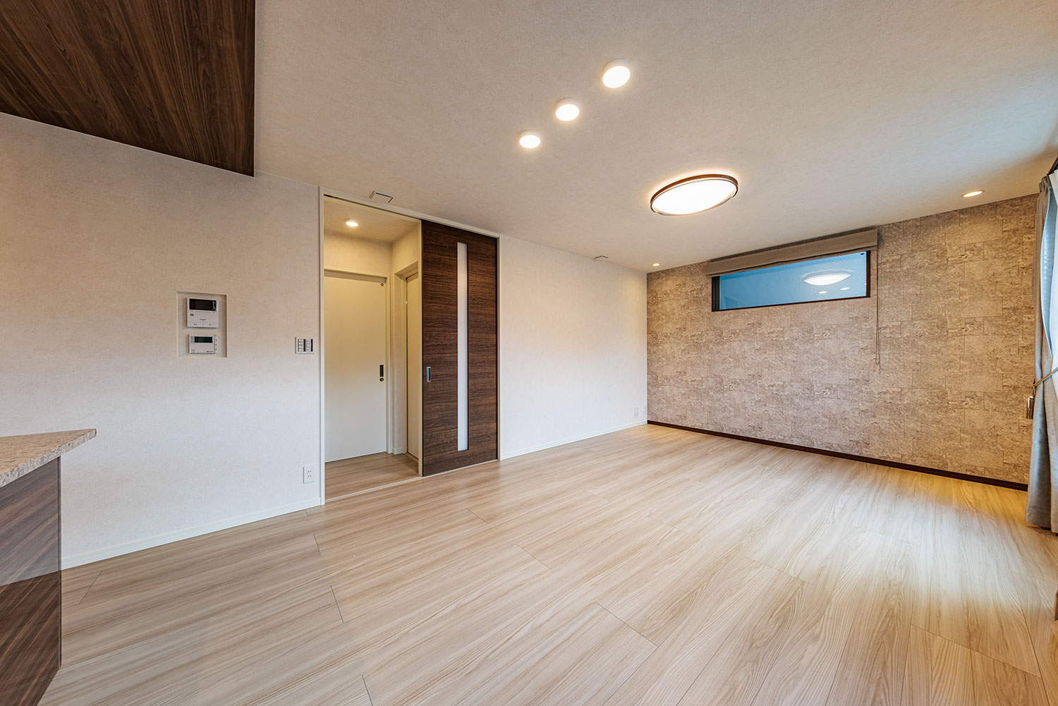 T-1/メインの生活空間をプライベートスペースが分かれているから、来客時にも生活感を見せることなく過ごせます。