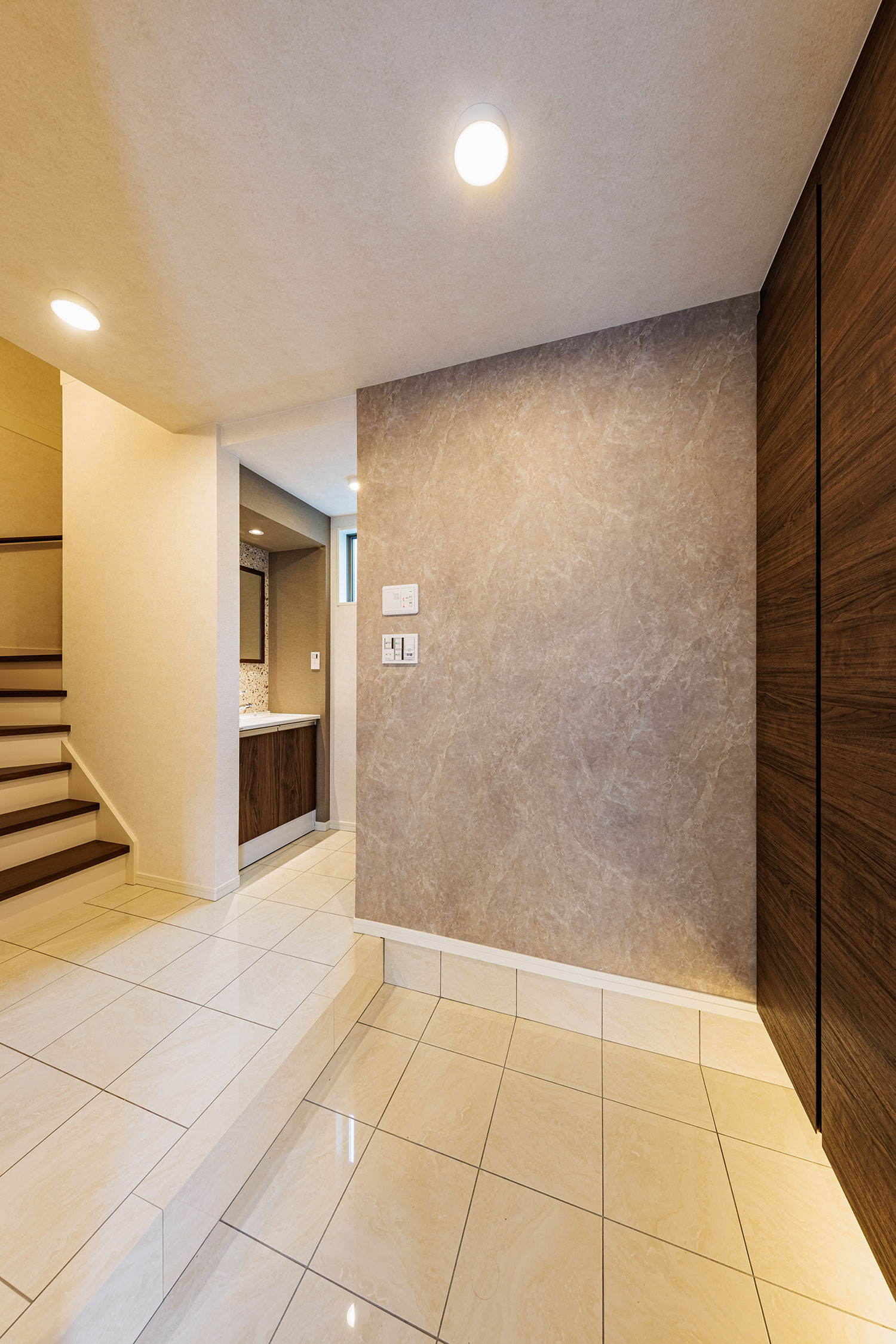 T-1/抜け感が心地よい玄関には、すぐ傍に洗面をセット。外遊びから帰ってきたお子さんの習慣づけにも役立ちます。