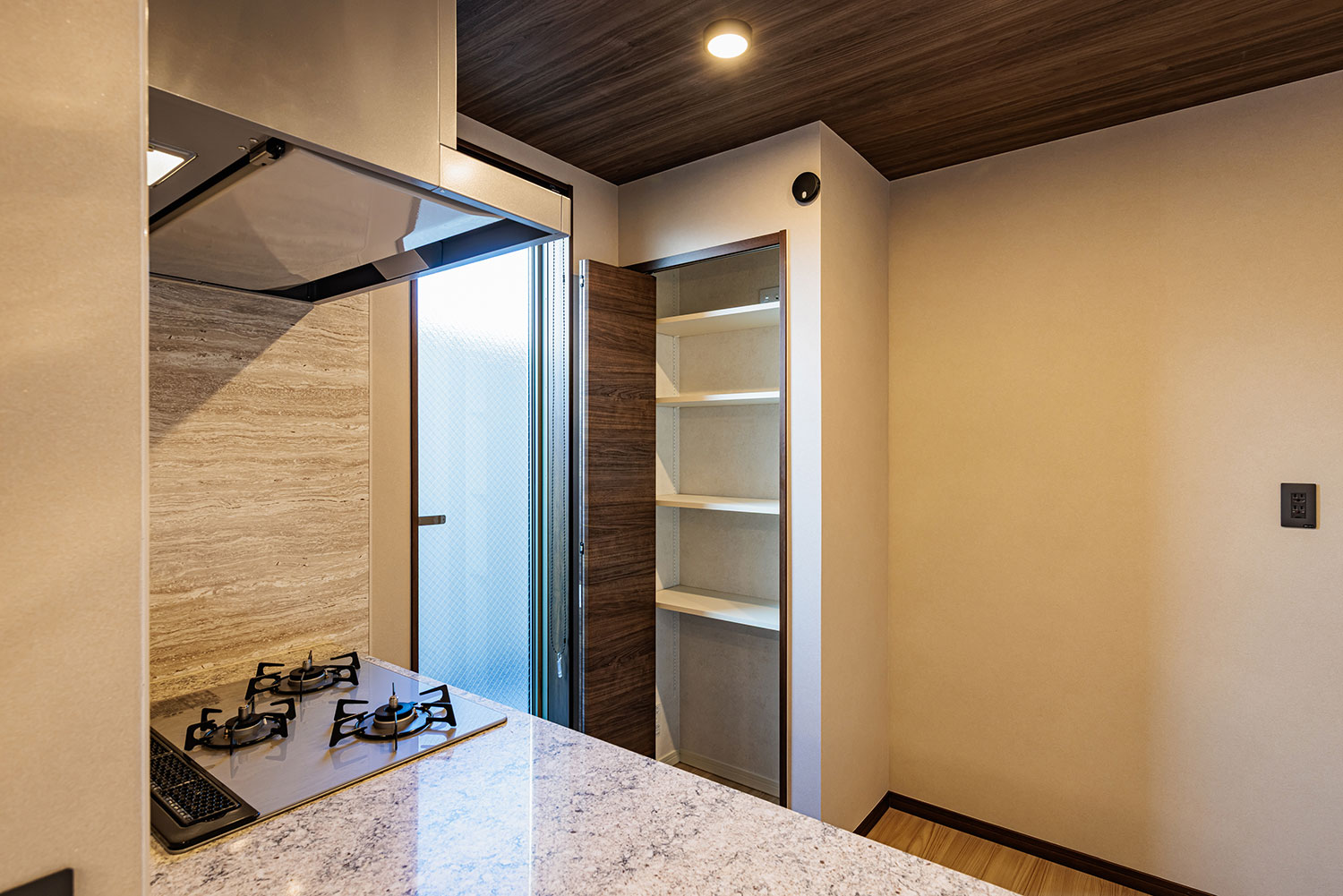 T-1/キッチンは可動棚付き収納を配置。バルコニーへ直結する勝手口を設け、家事負担を減らす「最短動線」が魅力。