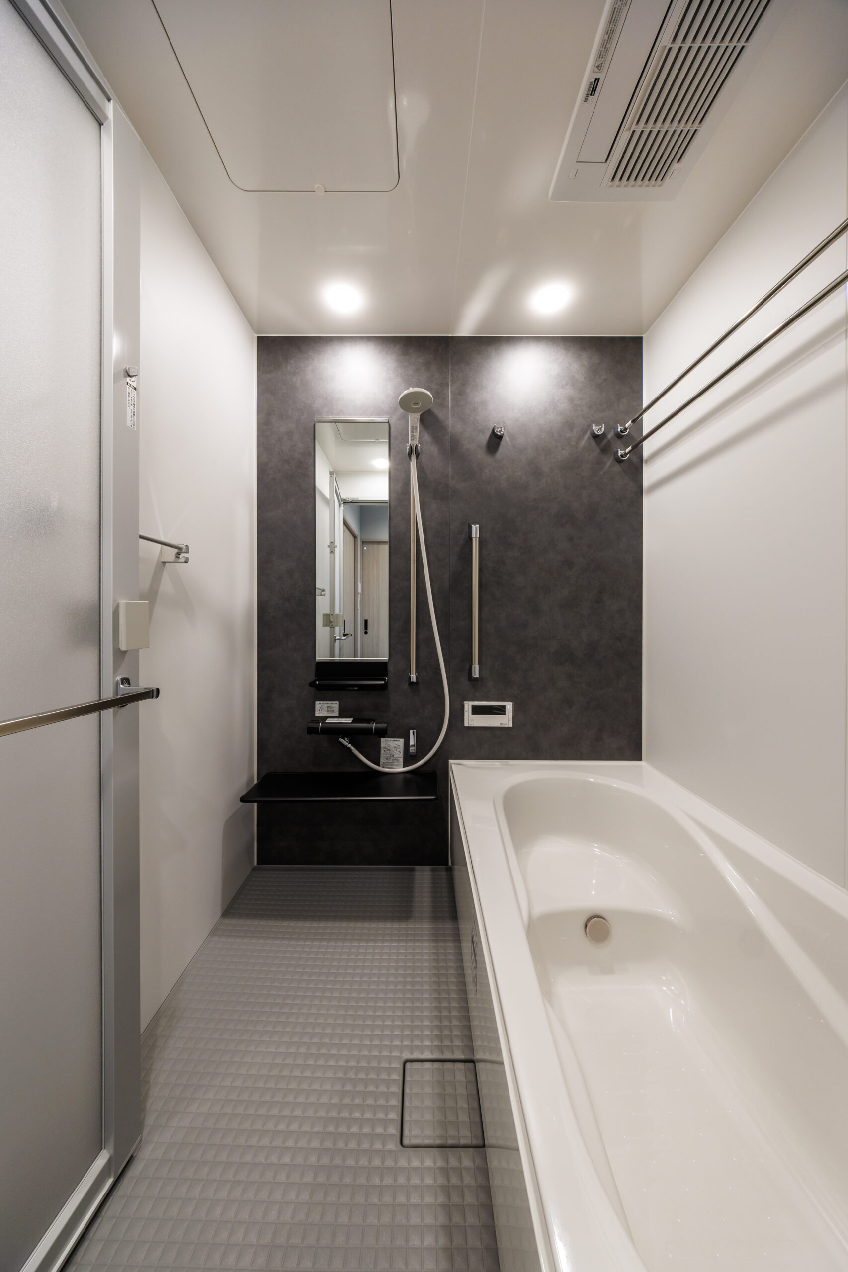 T-3／汚れにくい素材に加え、浴室暖房・乾燥機付き。カビを防いで清潔を保ち、雨の日の洗濯にも役立ちます。