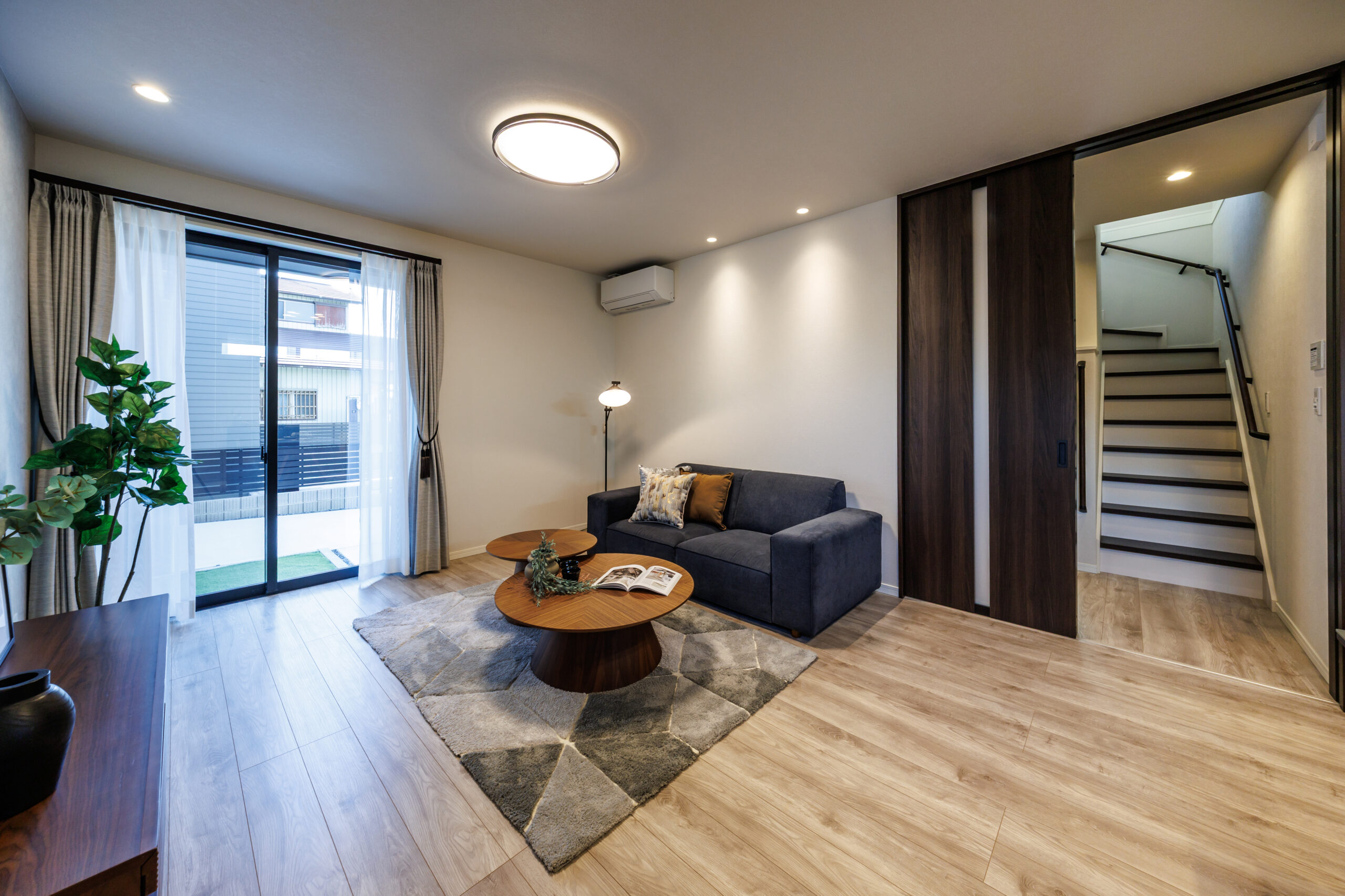 T-2／お子様やペットの遊び場に最適な人工芝の庭へ、大きな窓から気軽に出入り。家族団らんの楽しい時間が広がります。