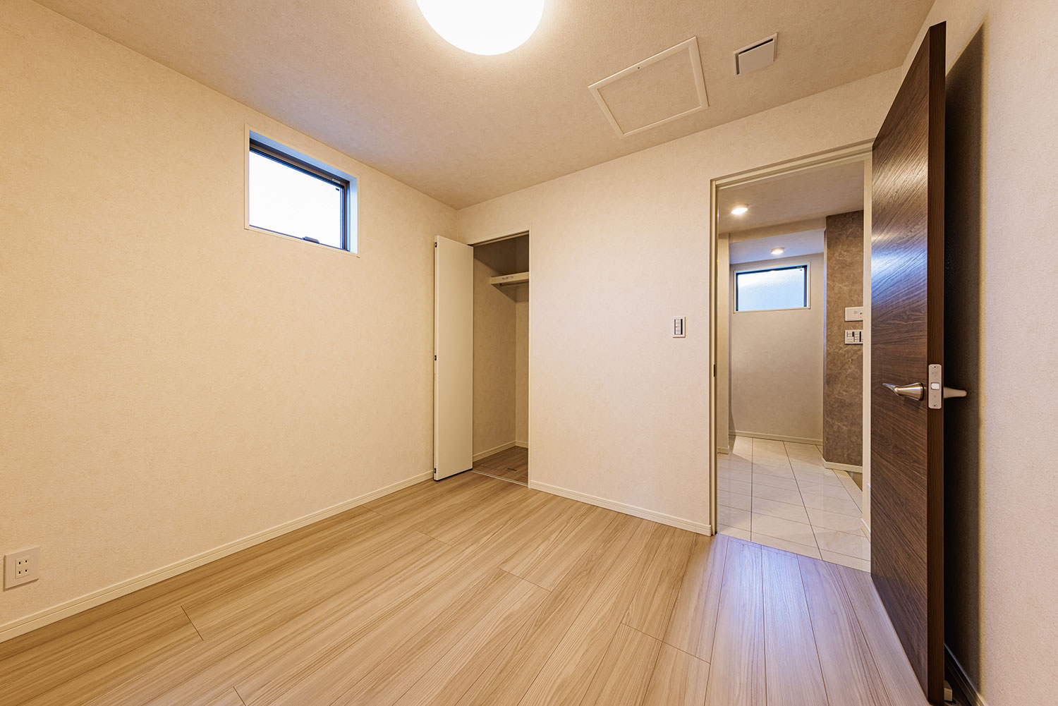 T-1/玄関ホールに隣接した、独立性の高い1階洋室。仕事やゲストルーム、趣味の部屋としてマルチに活躍します。