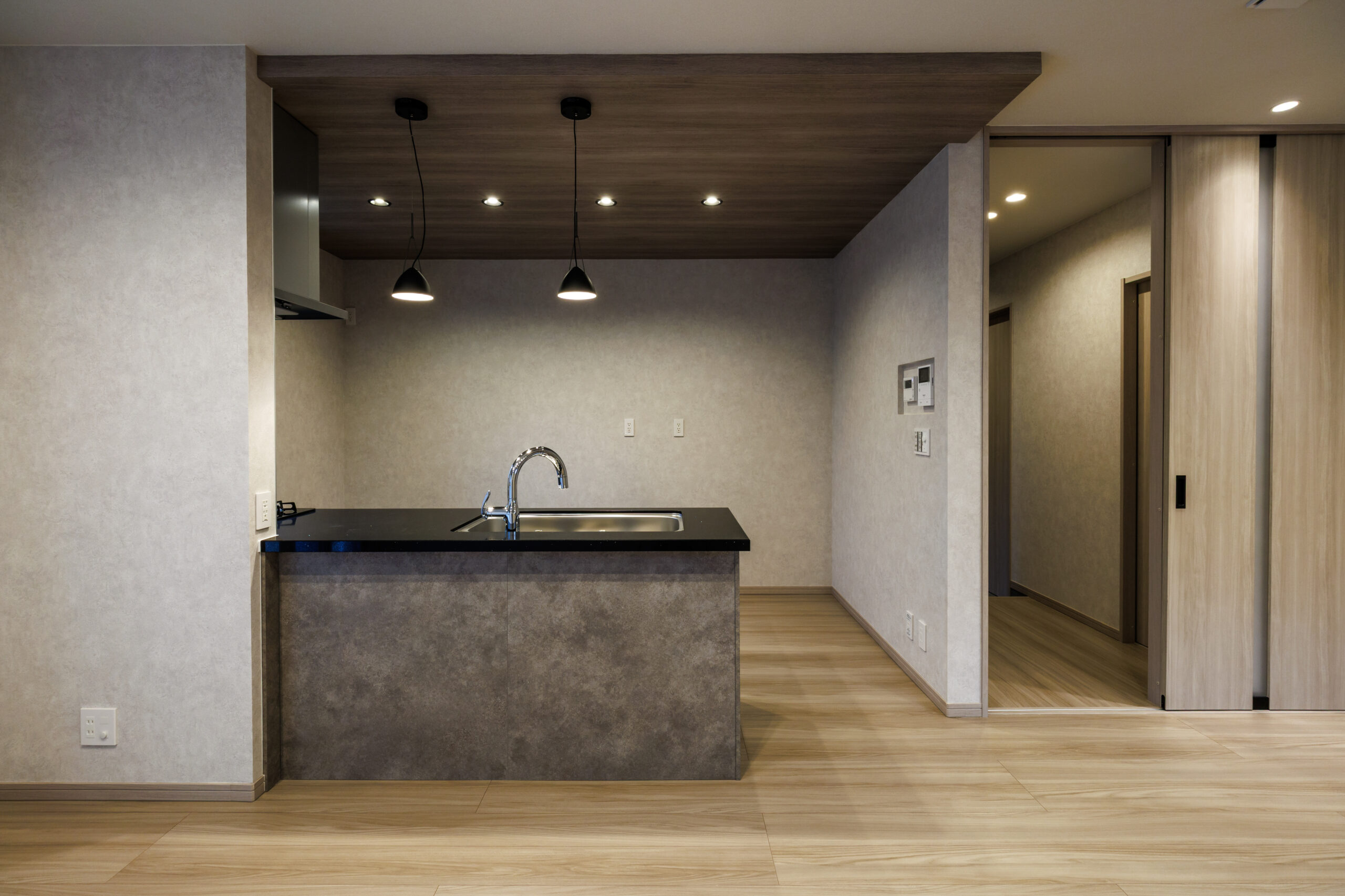 T-3／対面キッチンだから、リビングで寛ぐ家族と会話を楽しみながら料理ができます。配膳もラクラクで、家族の時間が豊かになります。