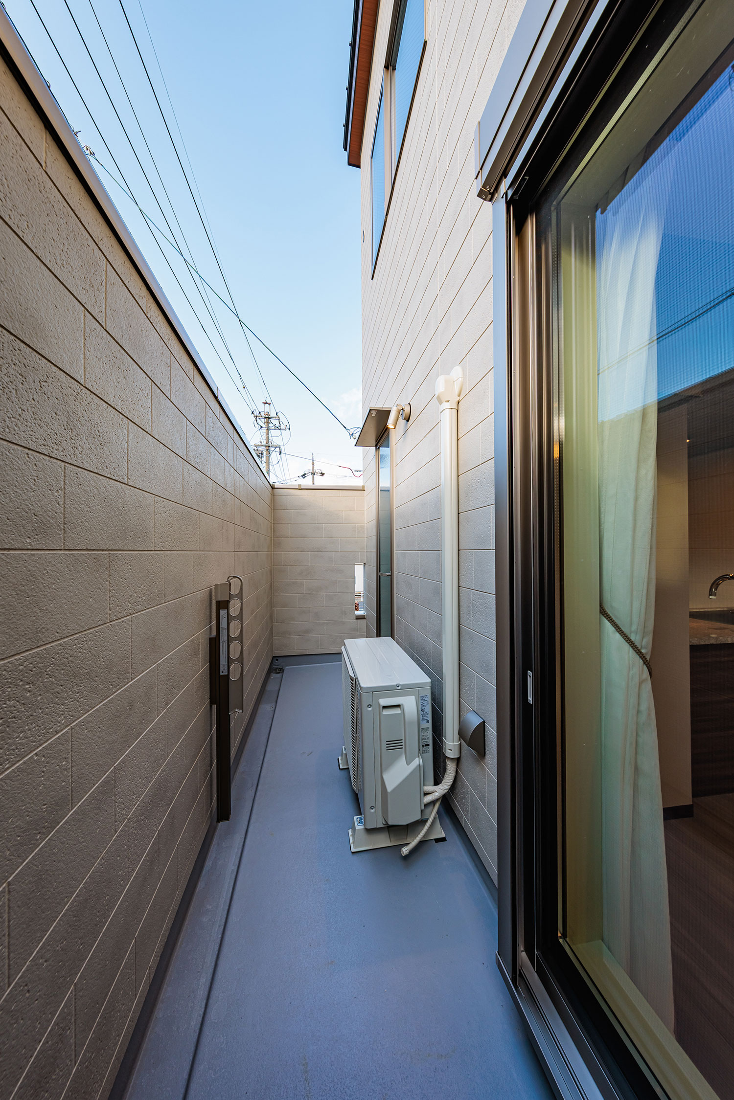 T-1/高い壁が周囲の視線をしっかり遮る、プライバシー重視のバルコニー。カーテンを開けたままでも安心感をキープ。