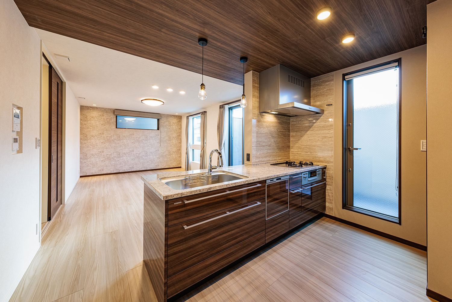 T-1/タカラスタンダードのキッチンはフィオレストーンをあつらえたラグジュアリー仕様。充実の設備も搭載。