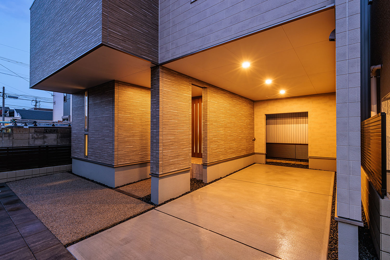 T-1/夜間は明るい照明で防犯性も高く、雨の日でも濡れずに室内へ移動できる快適な設計です。外にもう1台駐車可能。