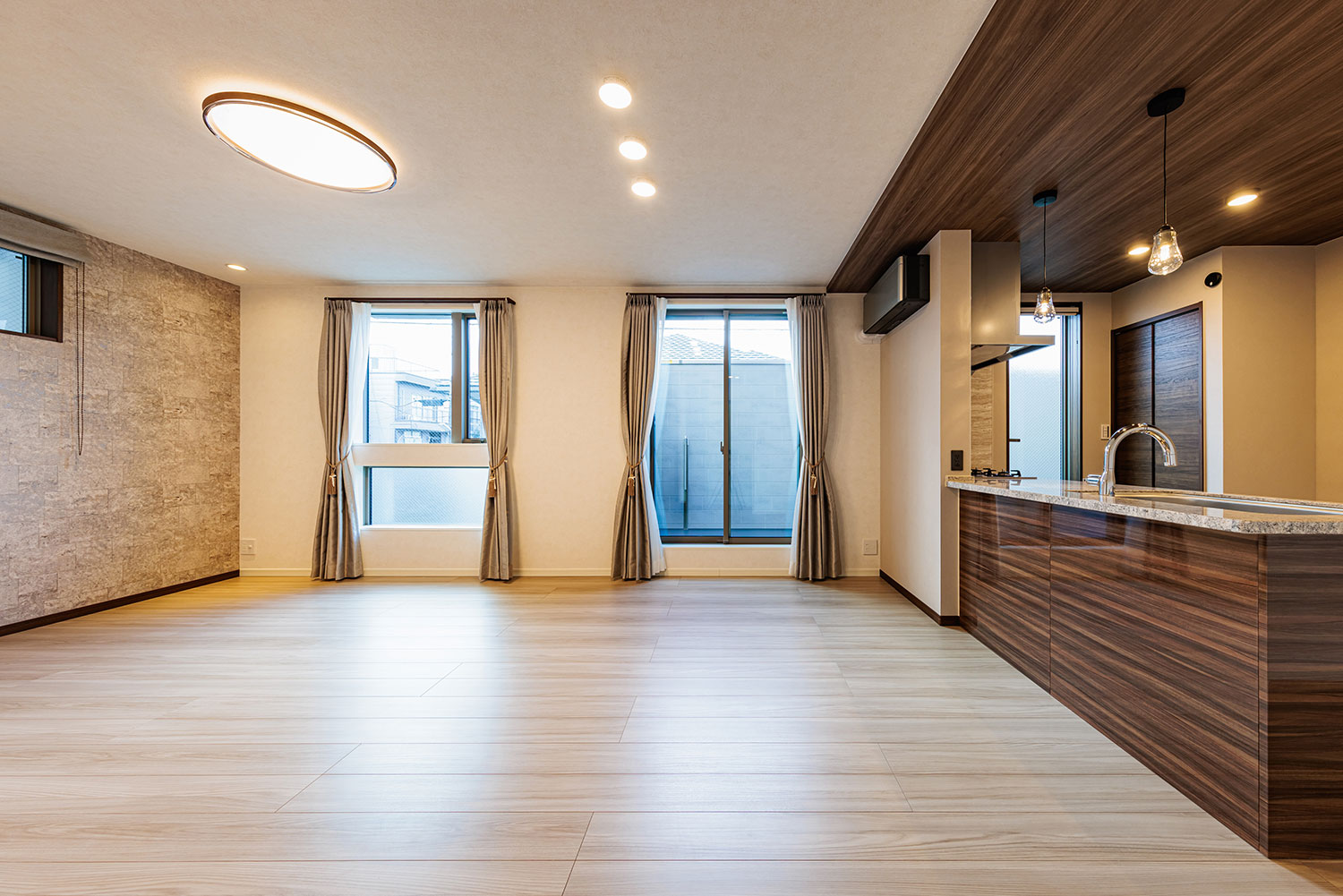 T-1/グレージュカラーのフローリングが空間を広く見せてくれます。心地よい陽差しが感じられる居心地の良い設計。