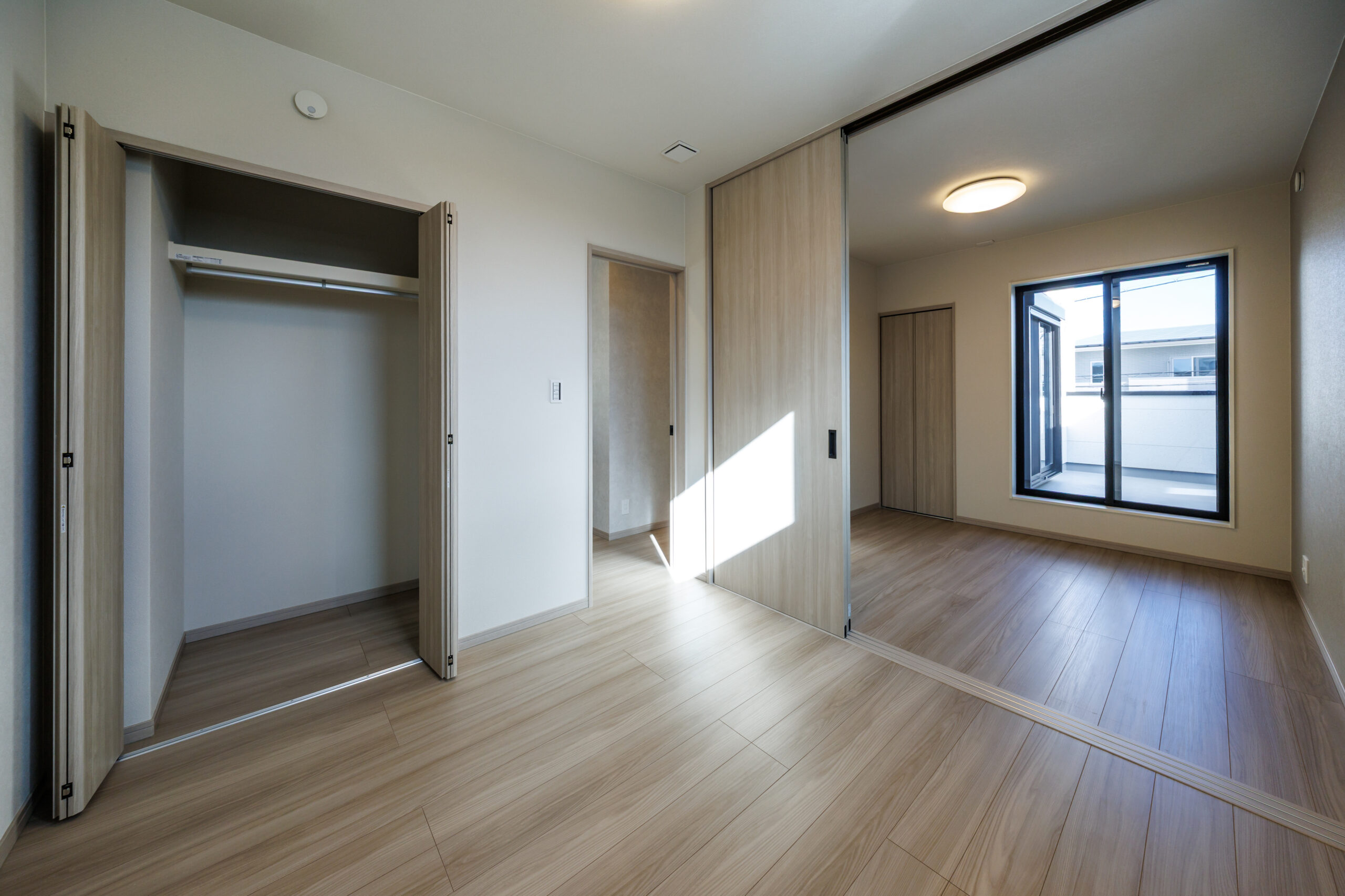 T-3／大きな窓から光が降り注ぐ採光豊かな洋室。将来は仕切って個室にもなる、暮らしに寄り添う多用途空間です。