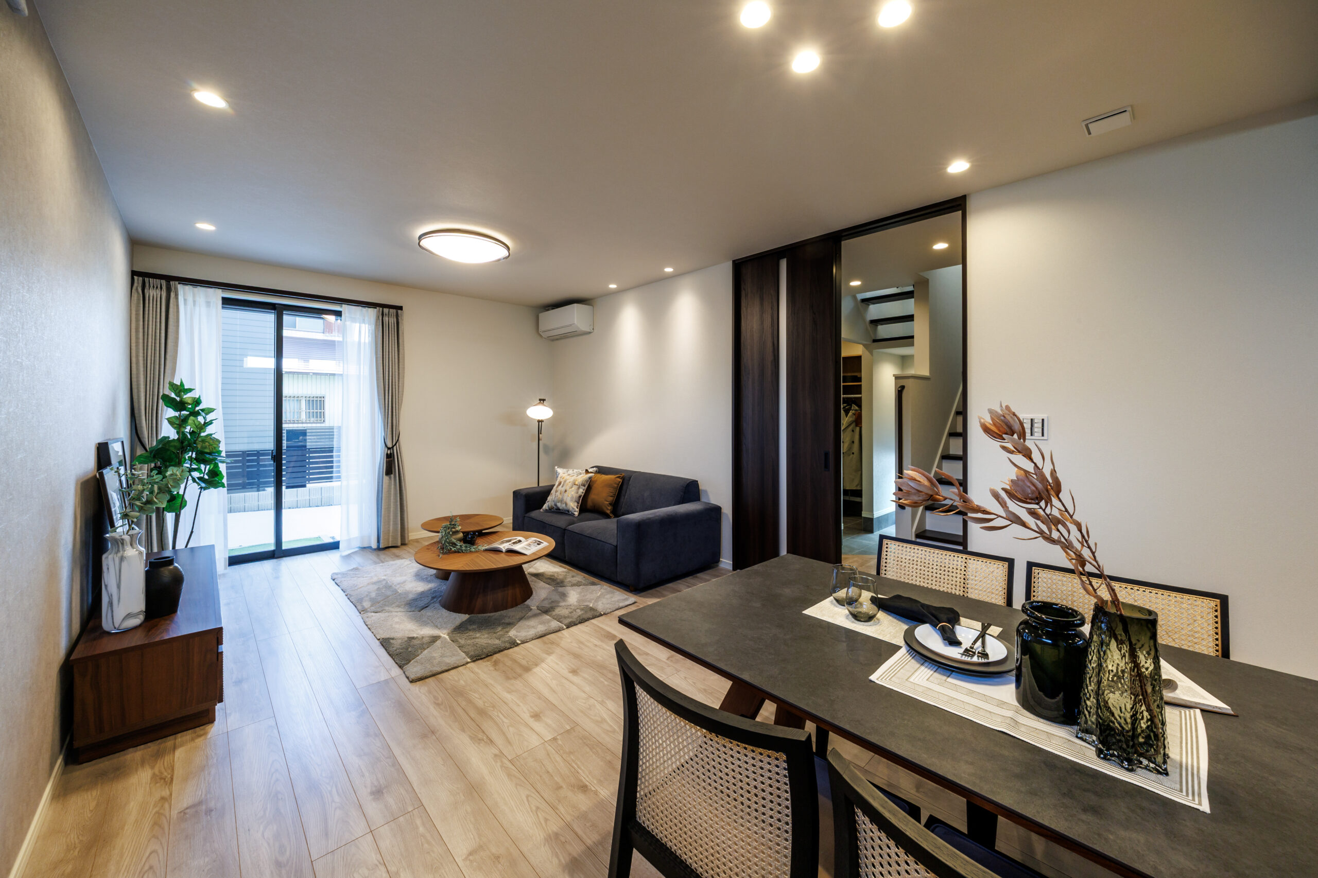 T-2／スタイリッシュモダンな空間に調和する遮光ドレープカーテン。さり気なく光る横節が、上質な存在感を添えます。