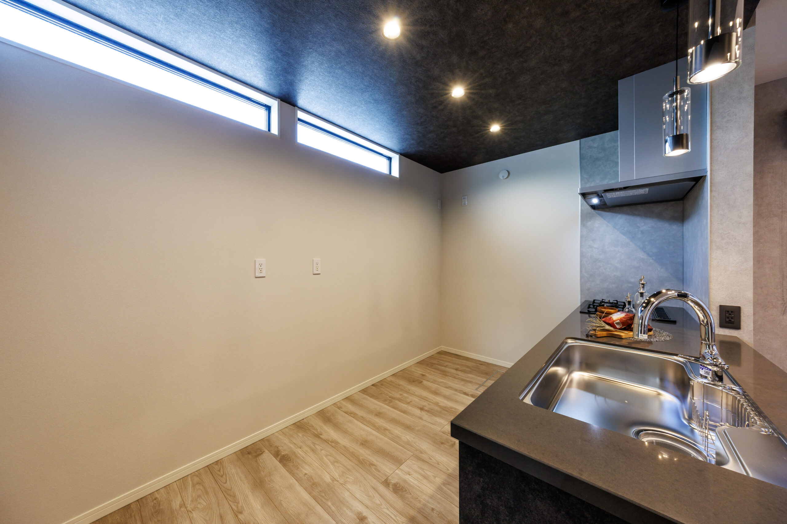 T-2／棚や家電を配置しても人が通れる十分な幅を確保。ストック品やゴミ箱も隠せる、実用性の高い設計です。