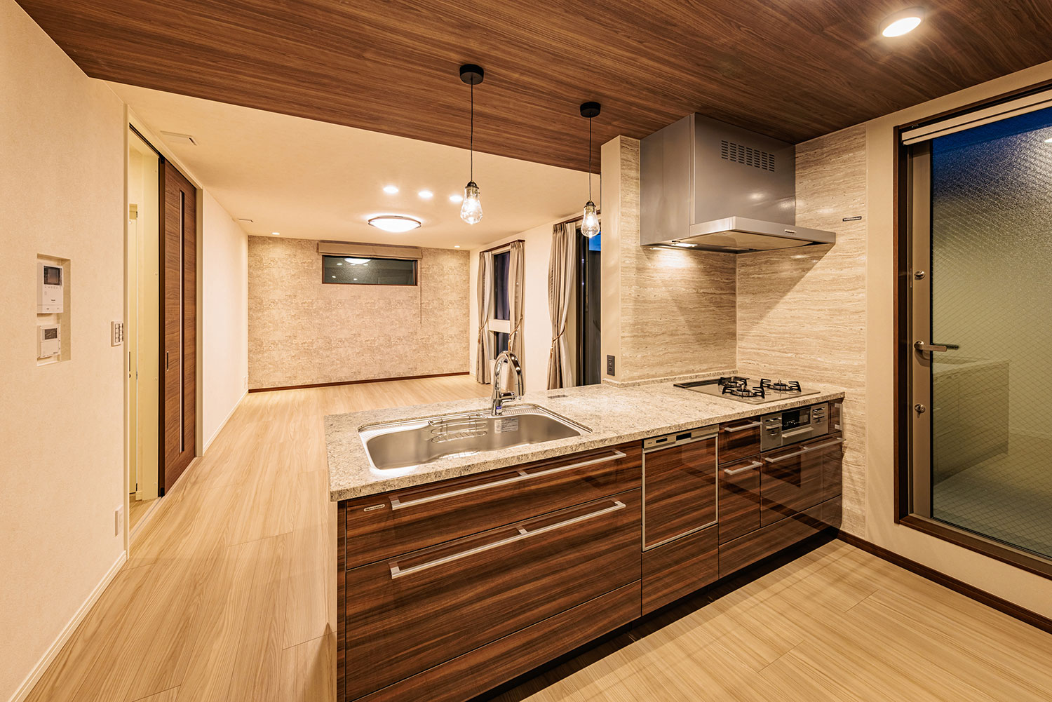 T-1/オシャレなペンダントライトが料理の手元を彩り、毎日の夕食作りや片付けの時間を心満たされる特別なひと時へ。