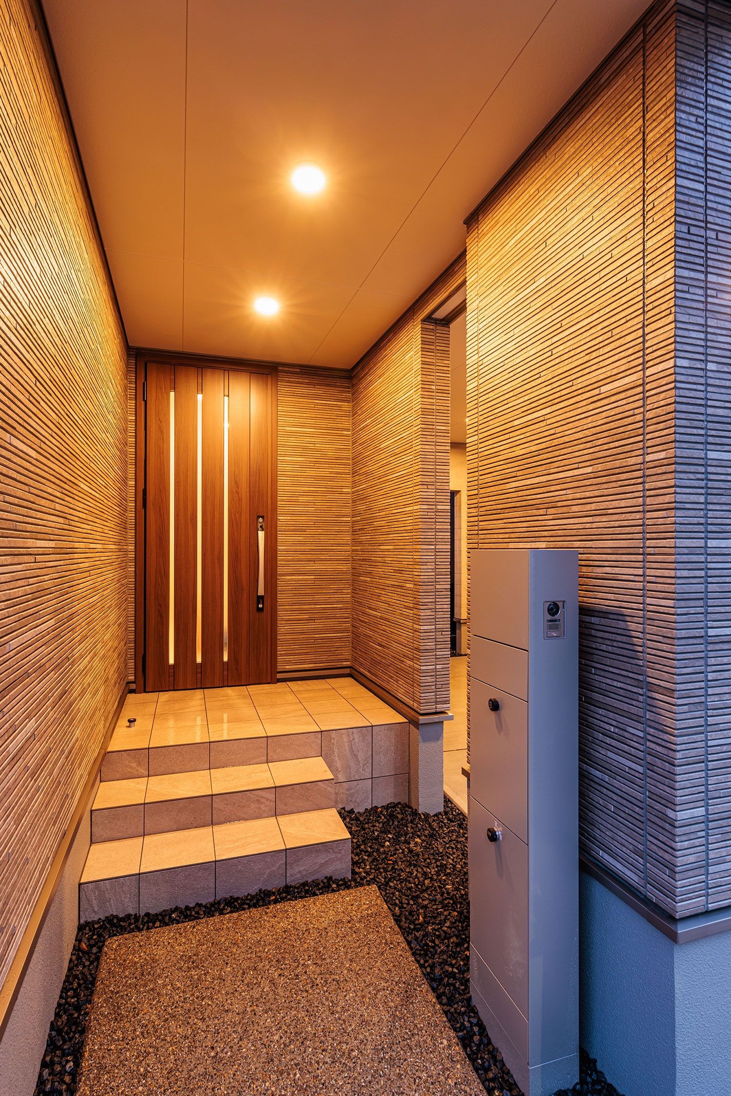 T-1/夜間玄関まわり