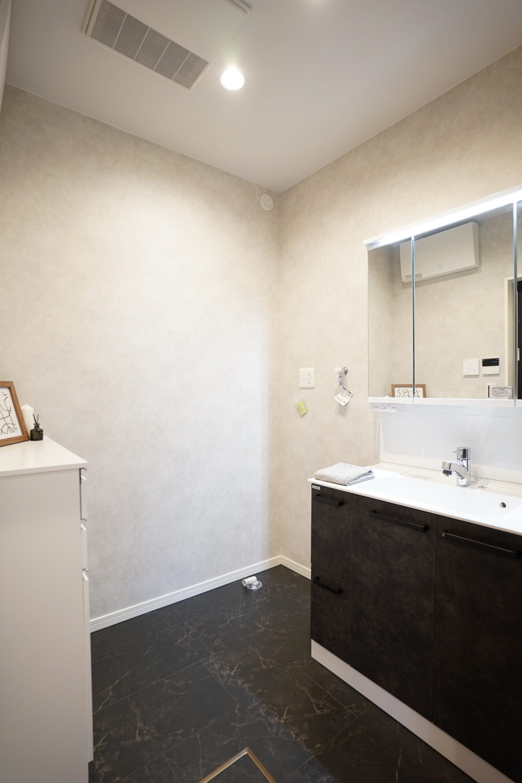 T-2／人工大理石のカウンターボウルにシャワー付き水栓を搭載した洗面台は、幅900とワイドで使いやすい仕様。