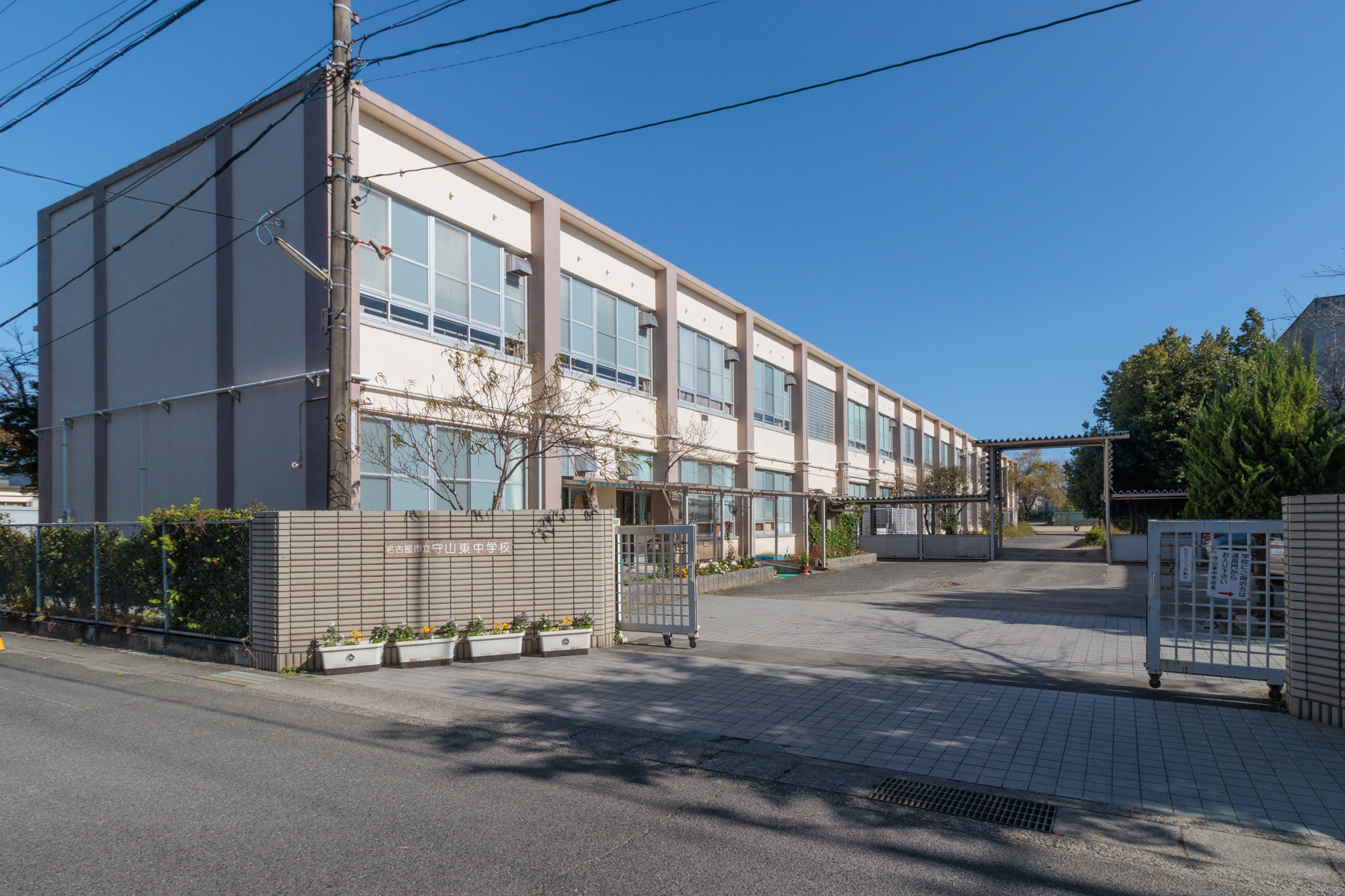 守山東中学校　徒歩約7分