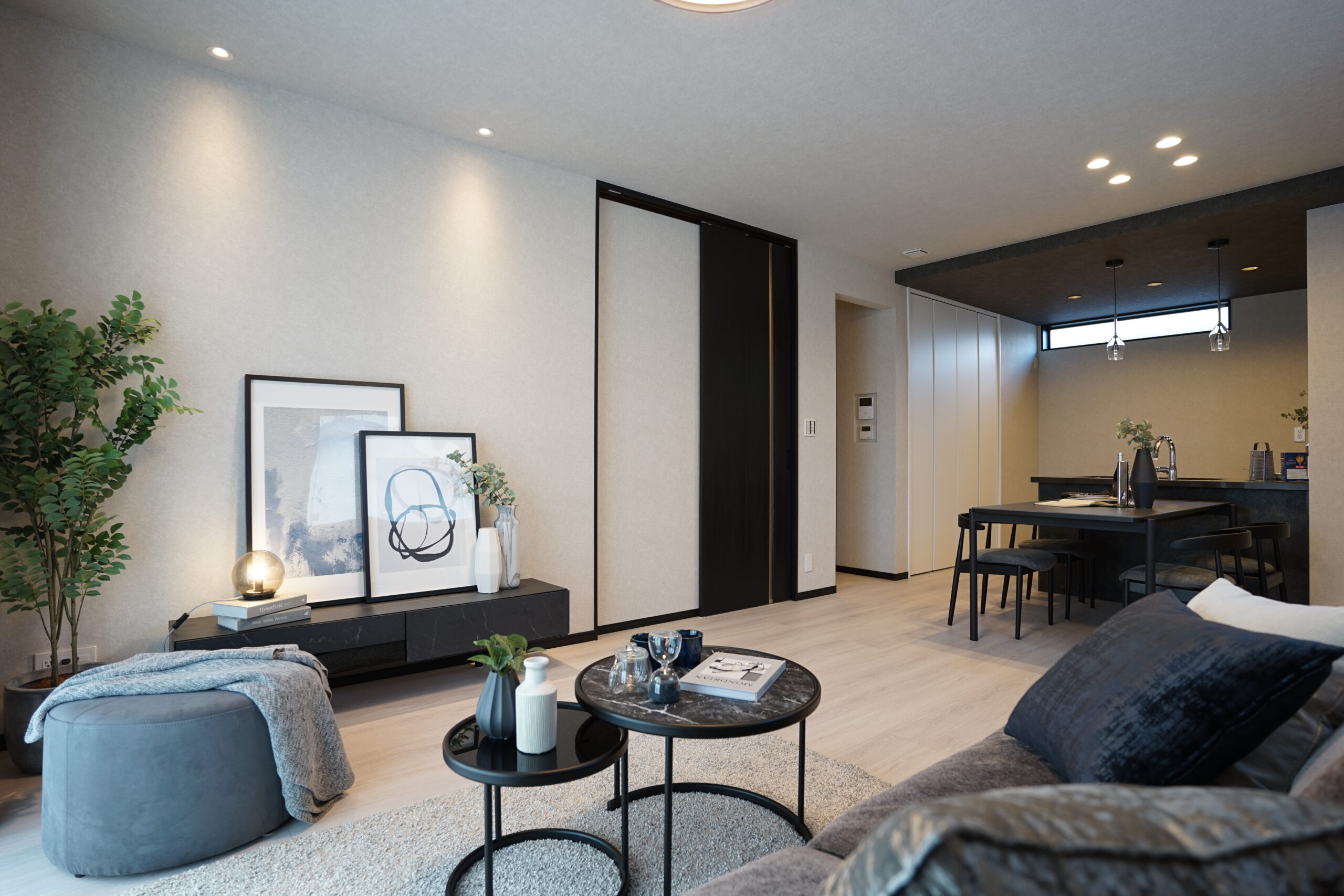 T-2/随所にブラックを効かせたスタイリッシュモダンなLDK。豊かな採光と開放感でホッとできる優しい空間。