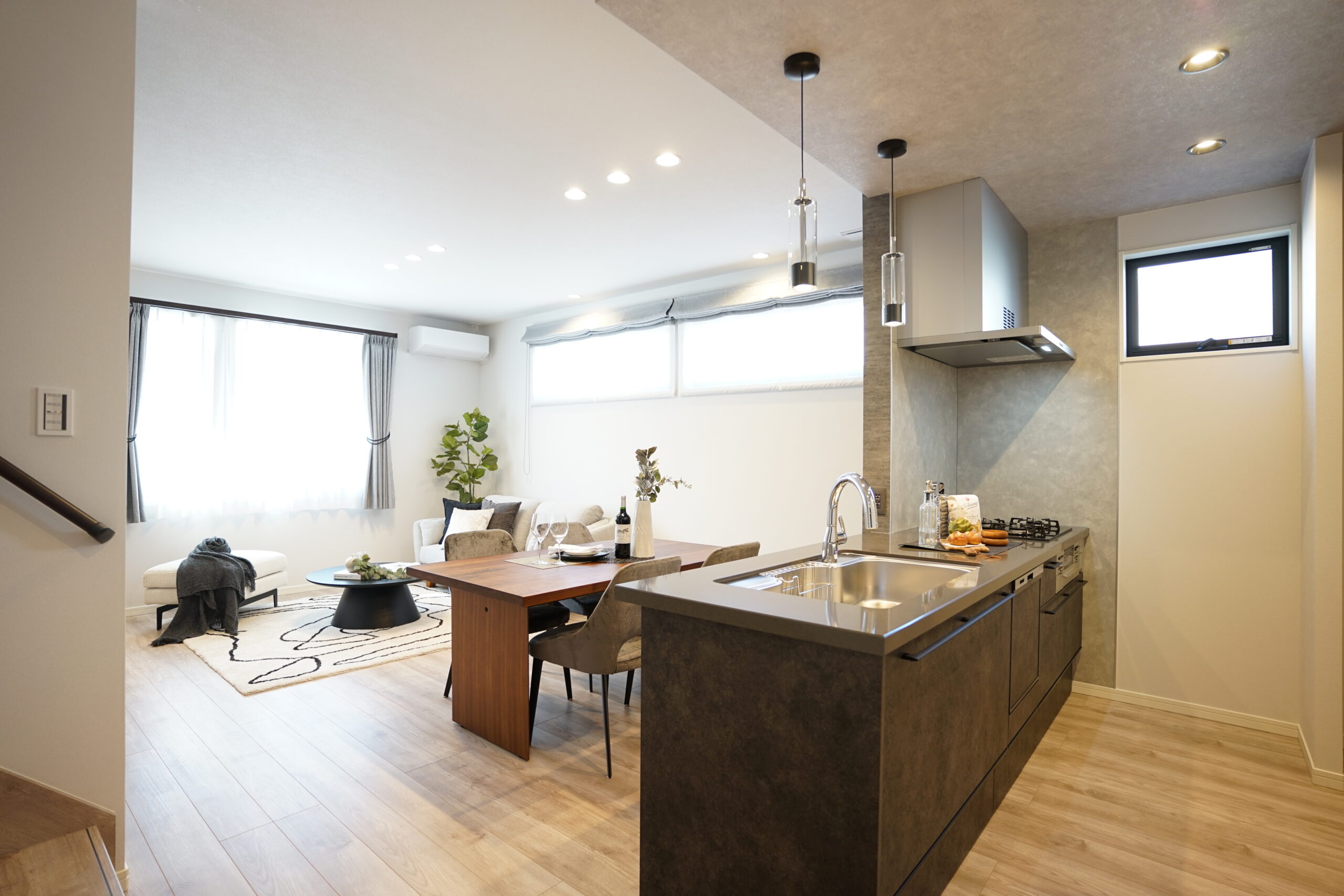 T-2／フィオレストーンは水晶が持つ独特の立体感・手触り・光沢が魅力。タッチレス水栓・食器洗い乾燥機標準装備。