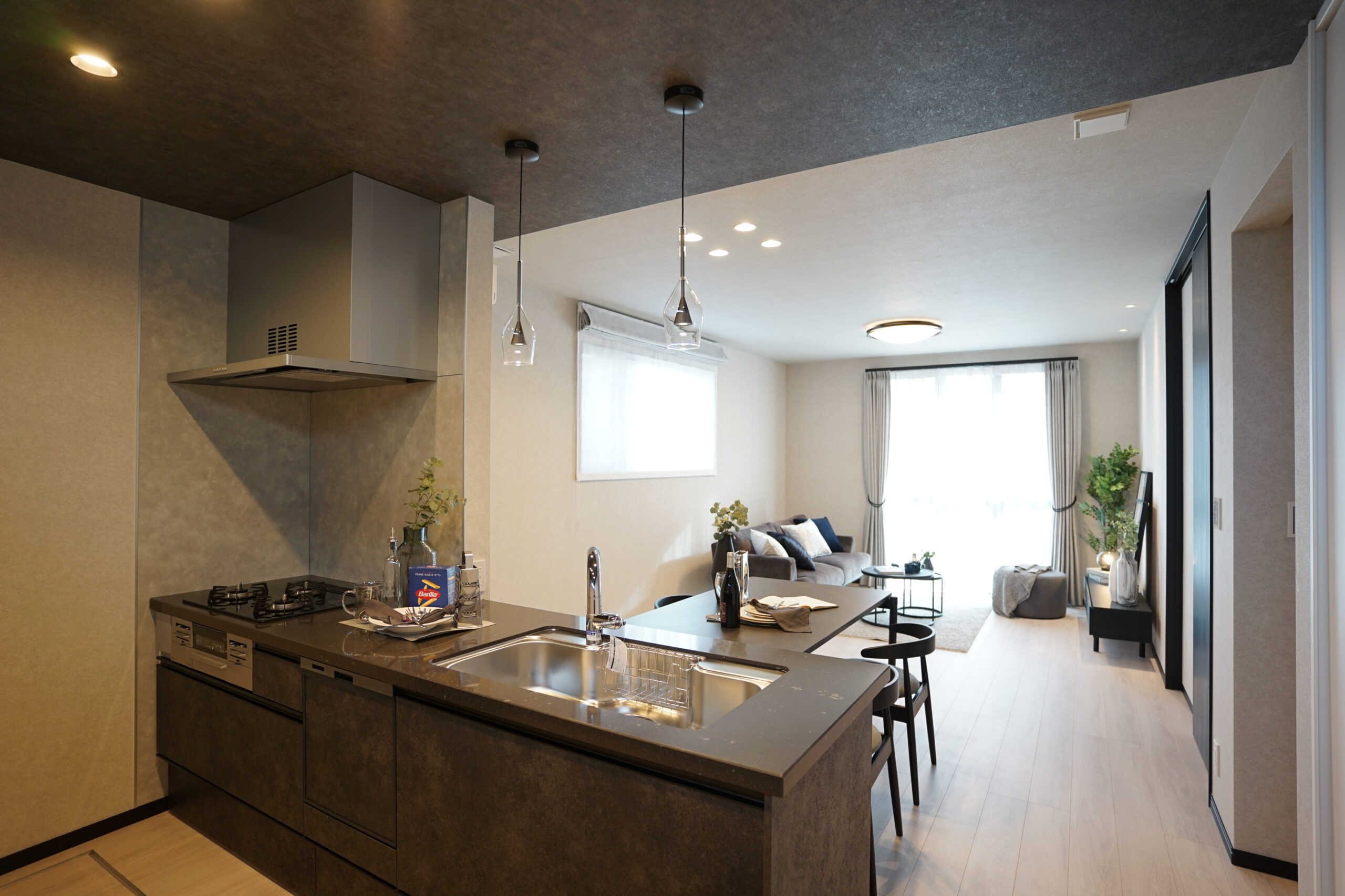 T-2/カウンタートップにフィオレストーンを使用した、デザイン性の高いキッチン。機能も充実しています。