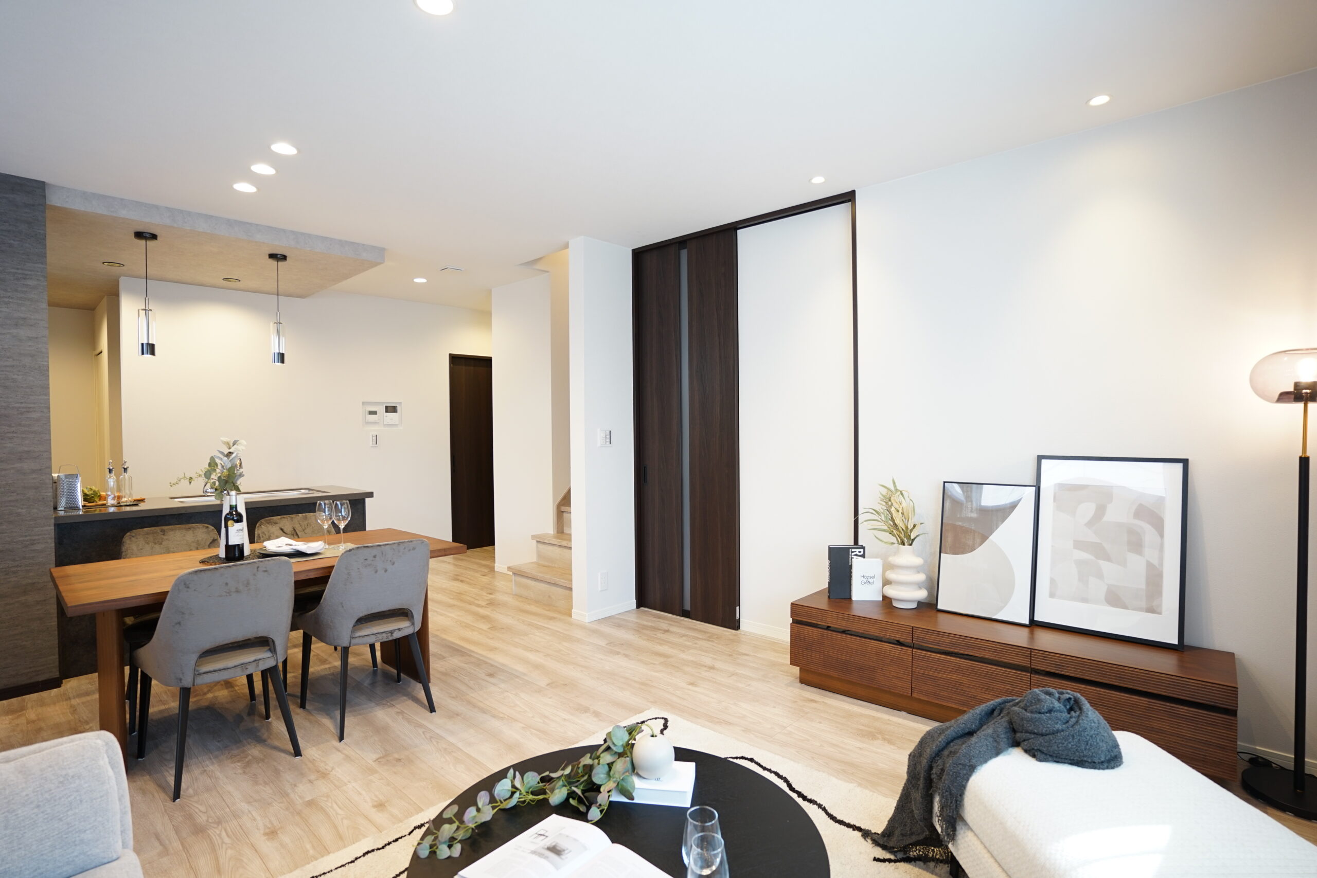 T-2／住まう人の幸せと心地よさを叶える仕様で、これからの暮らしが笑顔と幸せで満ちるリビング空間です。