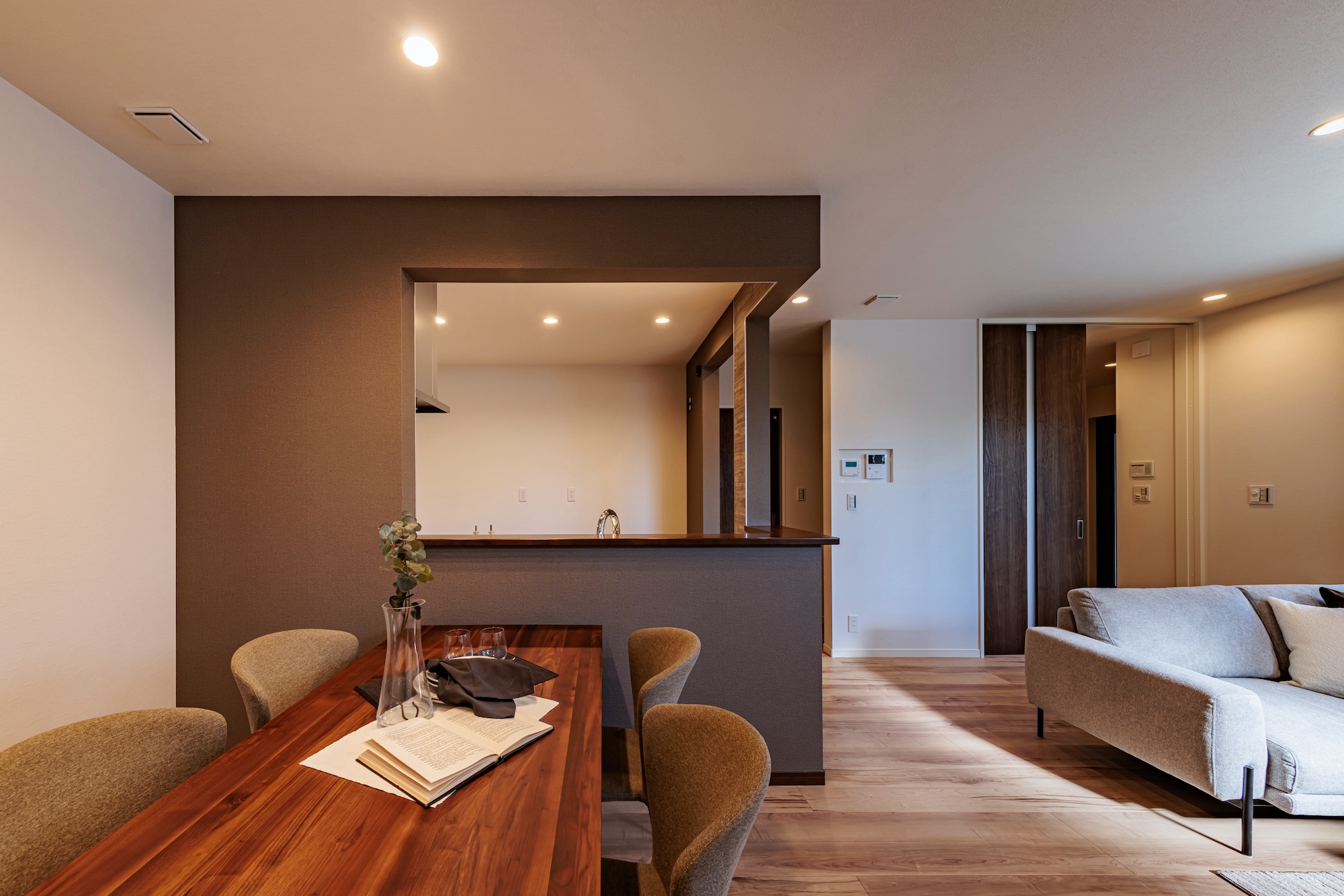 LDKにアクセントをもたらすセミクローズタイプのキッチン_一宮市の家-2