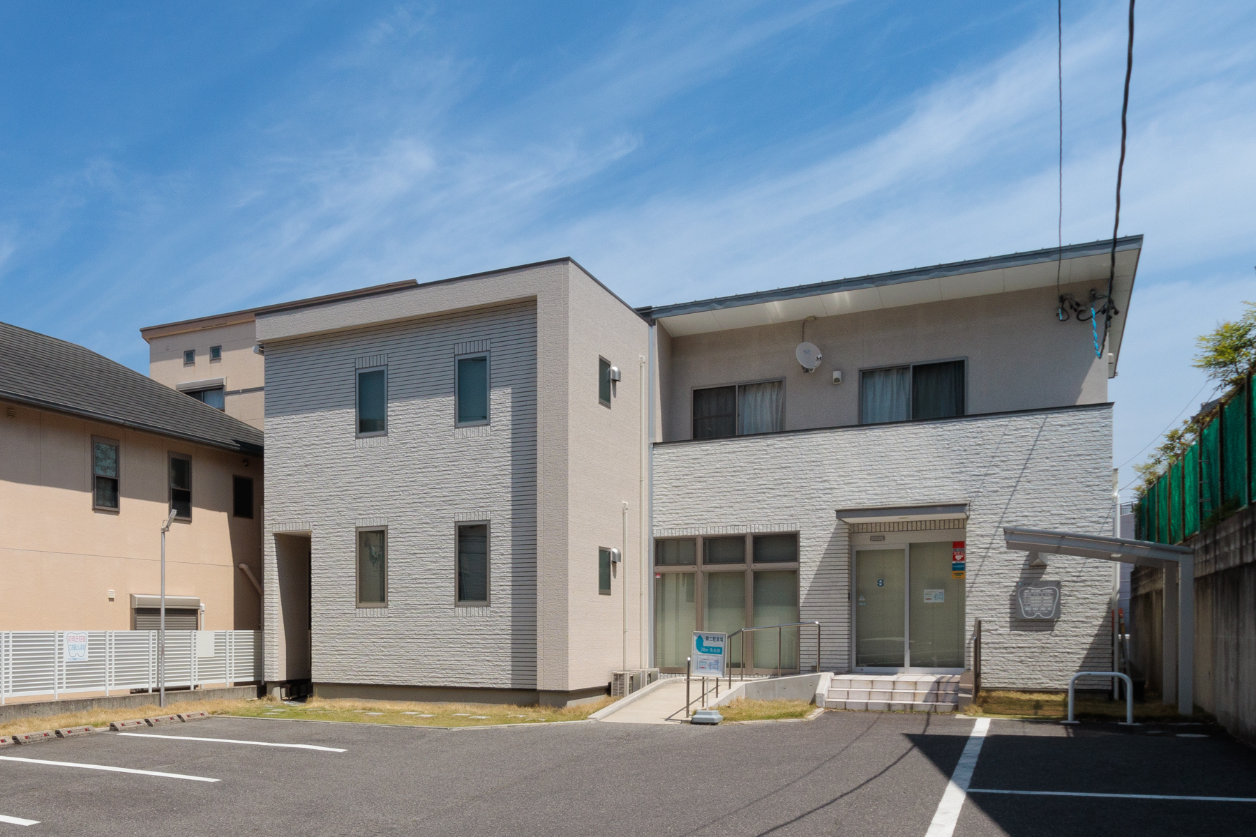 すすむ歯科クリニック 徒歩約3分