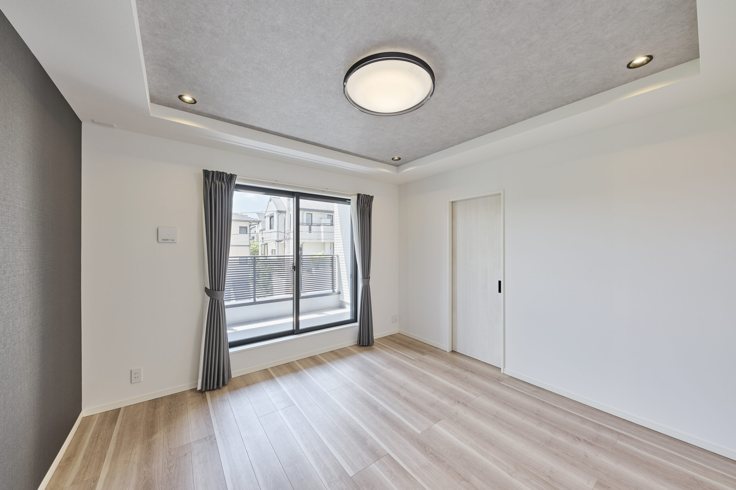 T-2／やわらかな光に包まれる主寝室。落ち着いたトーンが心をほどき、一日の終わりに深い安らぎをもたらします。大容量のWICを備え、空間はいつでもすっきりと美しく。機能性と心地よさを兼ね備えた、上質なプライベート空間です。